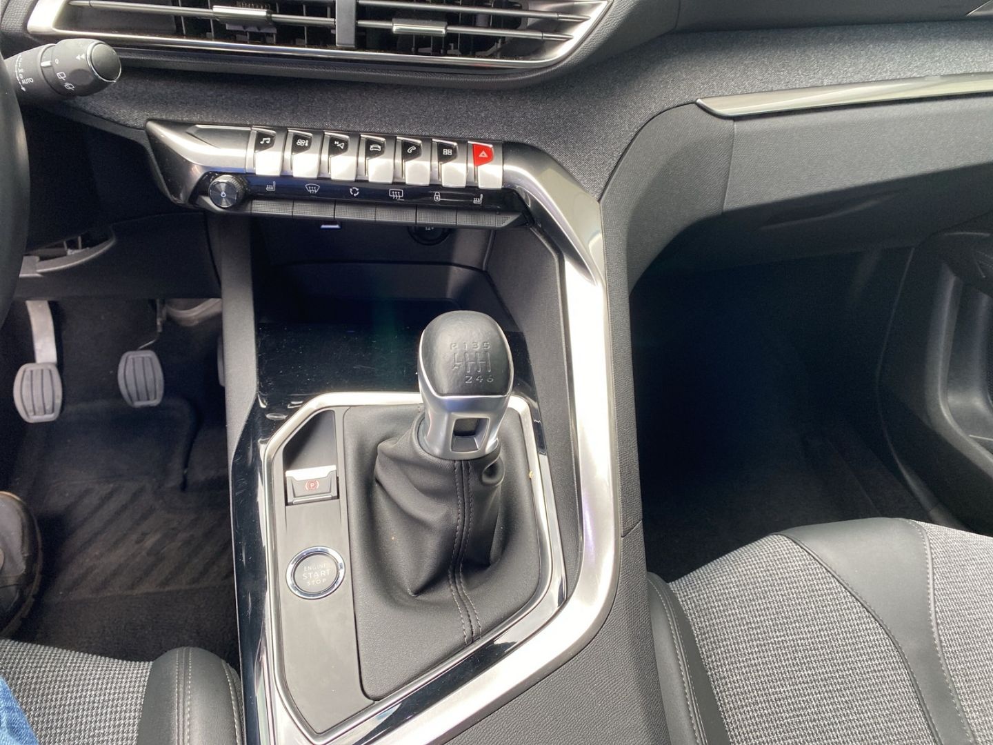 Fahrzeugabbildung Peugeot 5008 Allure 1.5 BlueHDi 130 EU6d-T 7-Sitzer