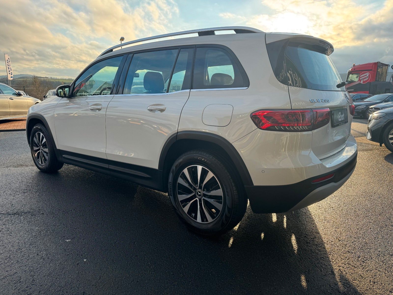 Fahrzeugabbildung Mercedes-Benz GLB 200 4M Style+StandH+Distr+RKamera+Augment