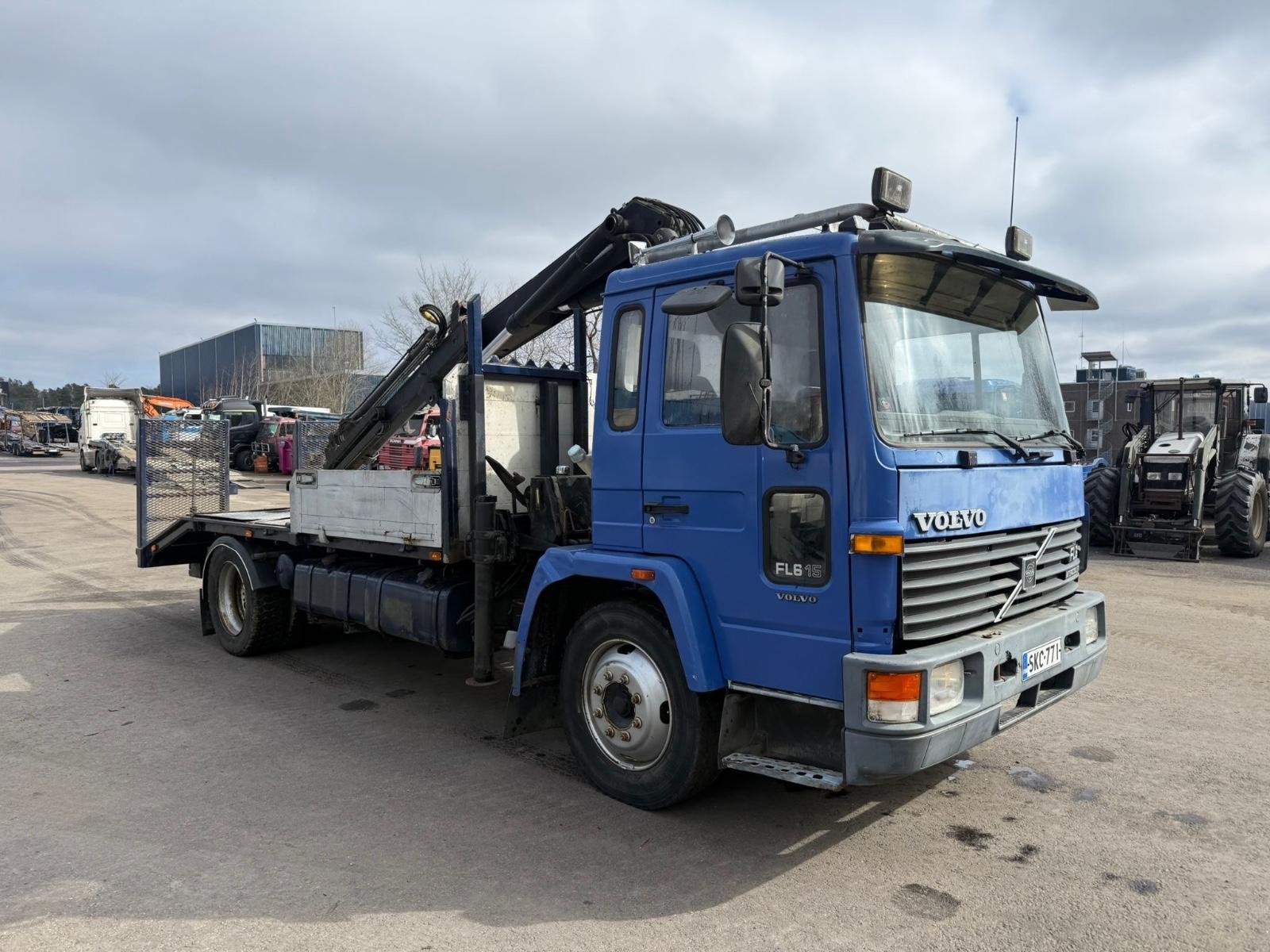 Volvo FL615 hiab 070 with radio+ hydraulic ramps manua