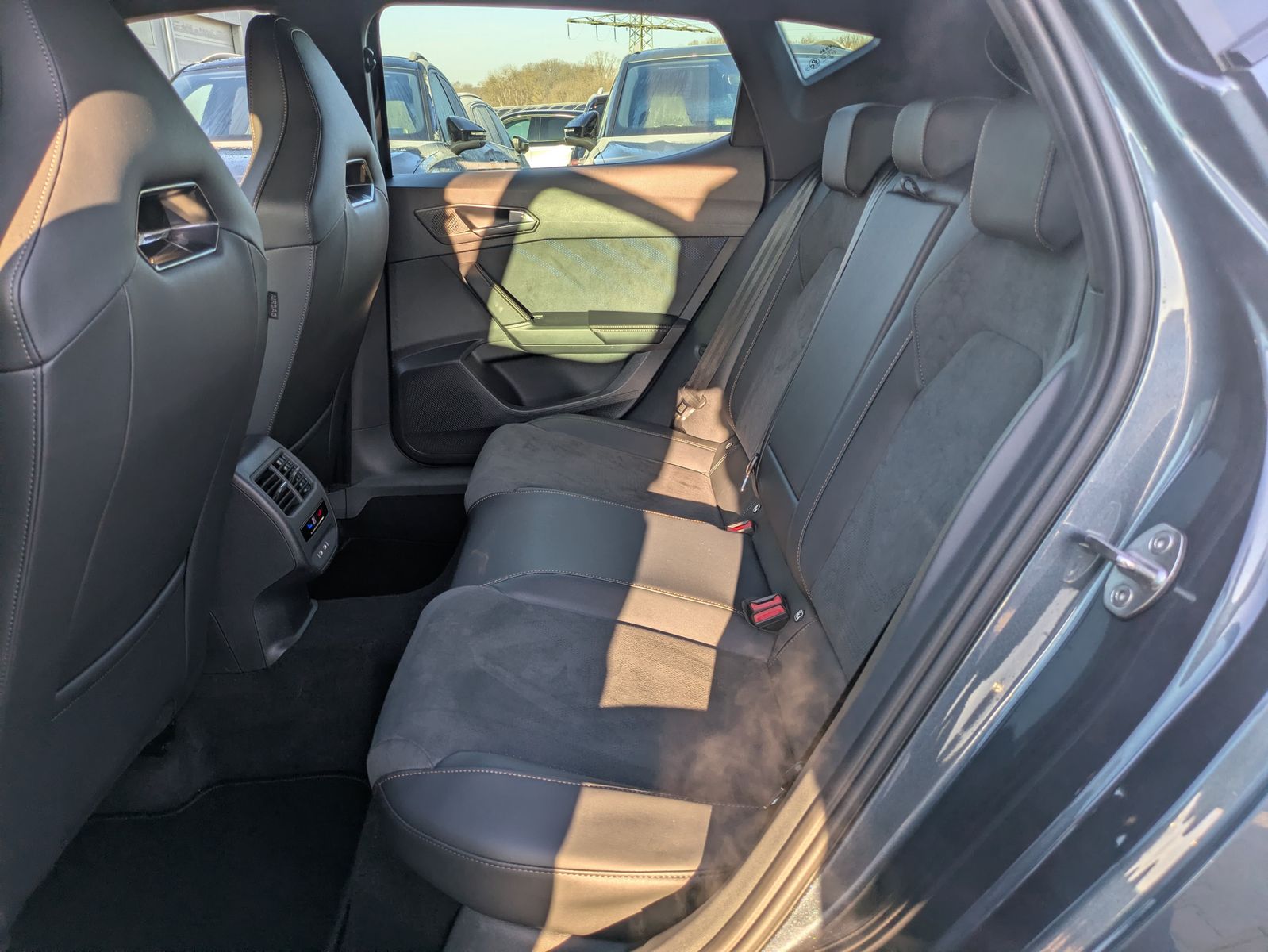 Fahrzeugabbildung CUPRA Leon 1.5 eTSI EDGE DSG*ACC*KAM*18"5JGARANTIE