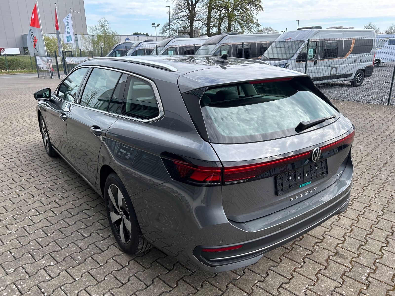 Fahrzeugabbildung Volkswagen Passat Variant 1.5 eTSI  Business DSG Navi