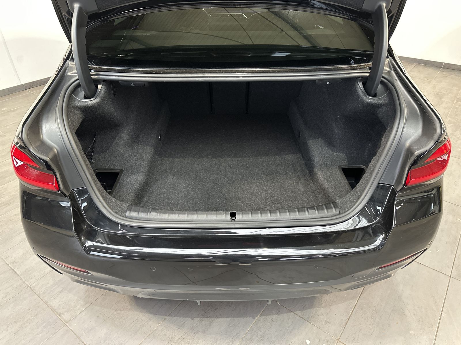Fahrzeugabbildung BMW 540d xDrive M-Sport NAV+LASER+HUD+20ZO+GLASDACH