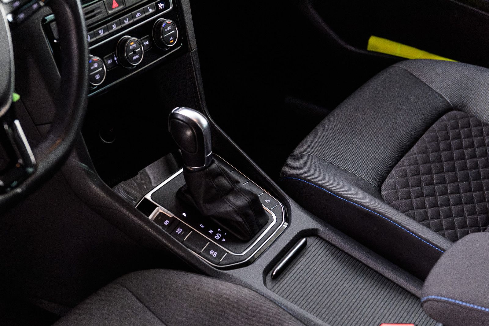 Fahrzeugabbildung Volkswagen Golf Sportsvan+LED+AHK+GJR+SHZ+NAVI+KAMERA