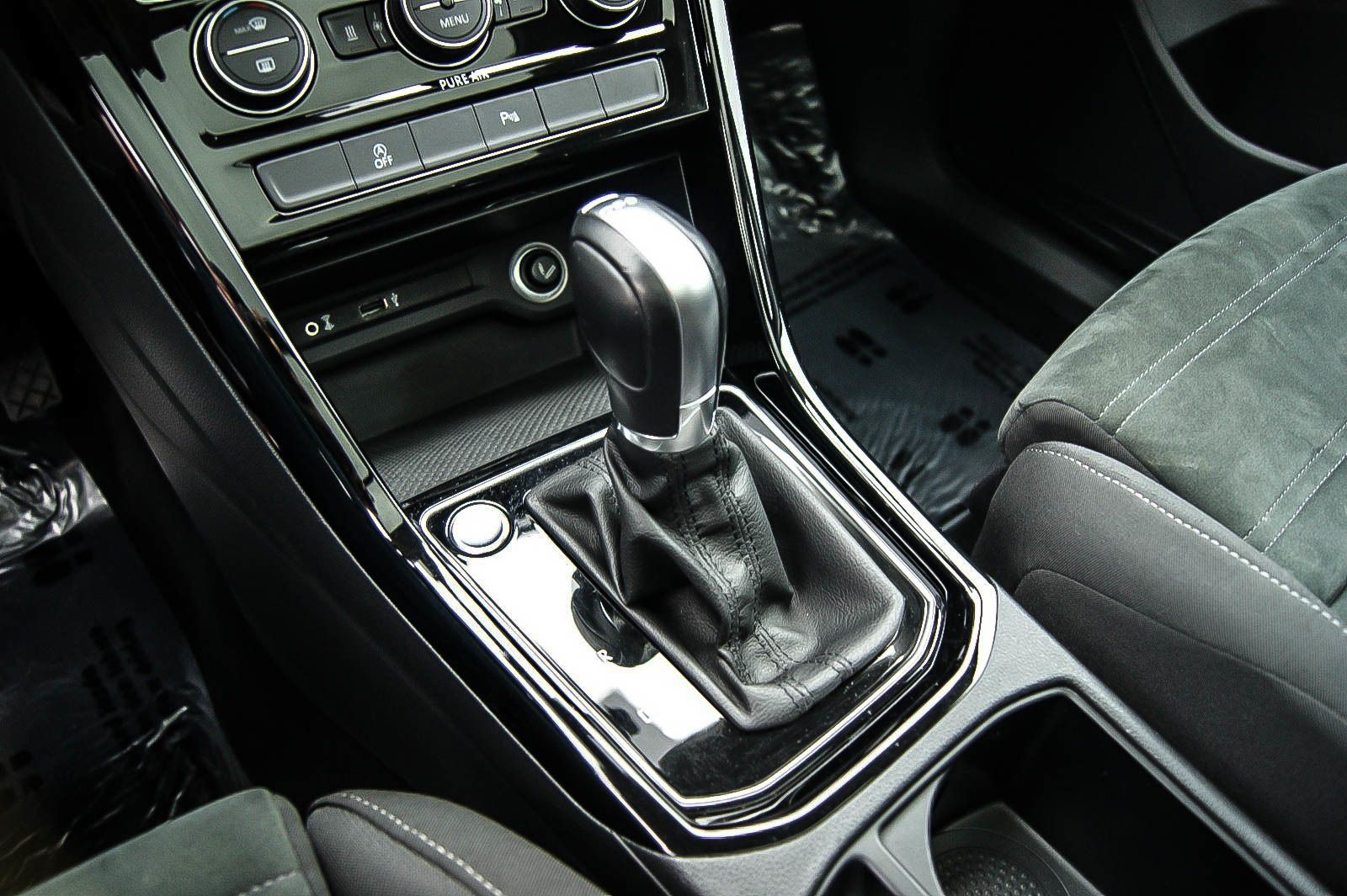 Fahrzeugabbildung Volkswagen Touran 14TSI Highline DSG PANORAMA STDHZG 7SITZE