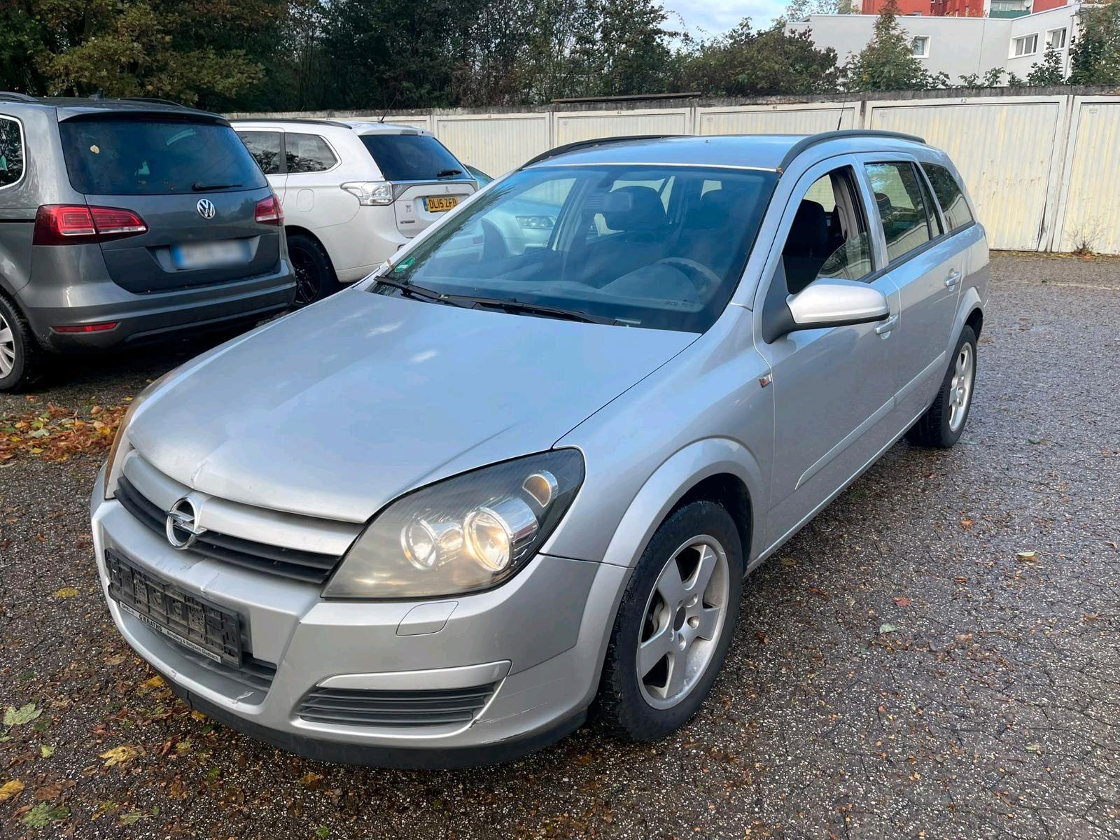 Opel Astra 2005 — rear view