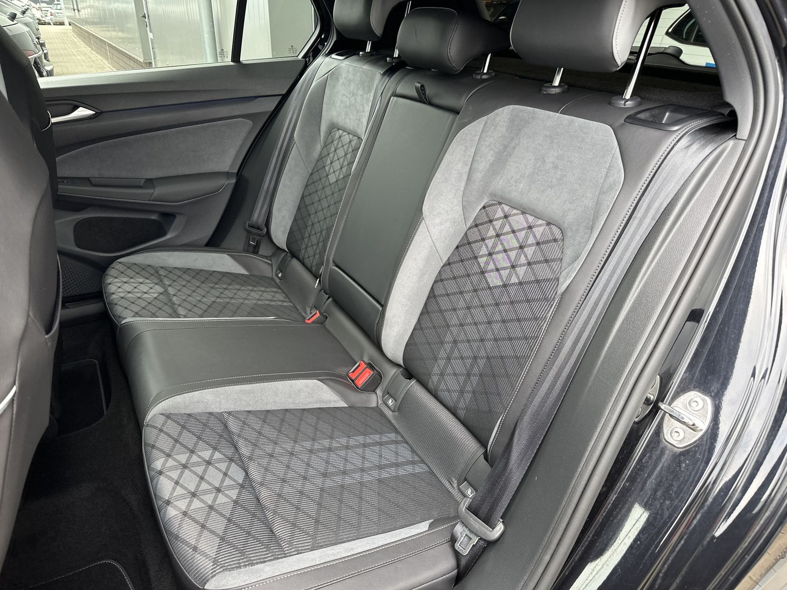 Fahrzeugabbildung Volkswagen Golf 2.0 TDI DSG R-Line NAV+LED+PANO+SHZ+V-COCK