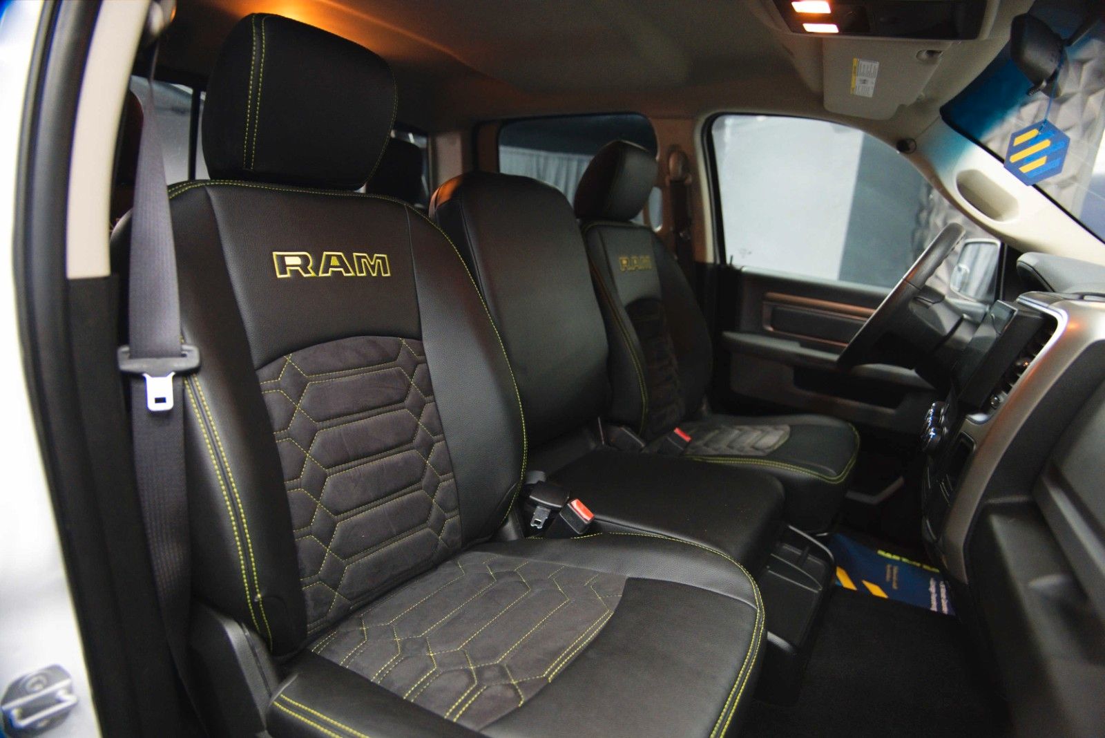Fahrzeugabbildung Dodge RAM 5.7 V8 HEMI 4x4 OFFROAD Night-Paket LONGBED