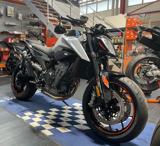 KTM 790 Duke 2024 Edit. Silverstone