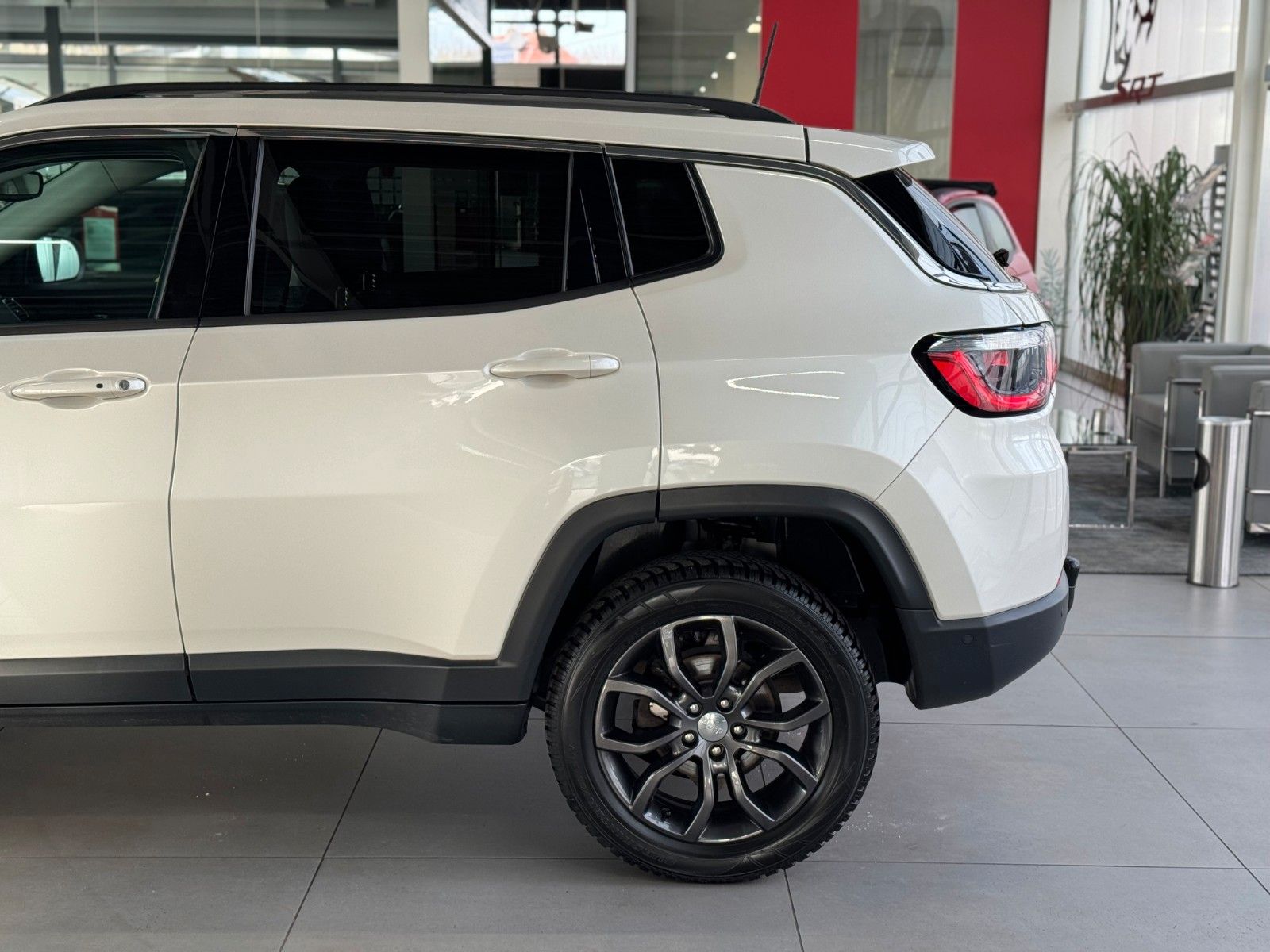 Fahrzeugabbildung Jeep Compass 1.4T Limited 4WD "Pano AHK Winterpaket"