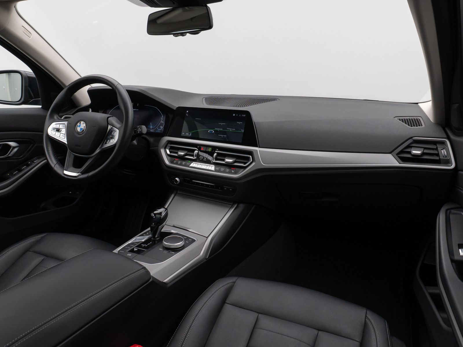 Fahrzeugabbildung BMW 330e Panorama 360° Laser HUD DAB HiFi AHK ACC