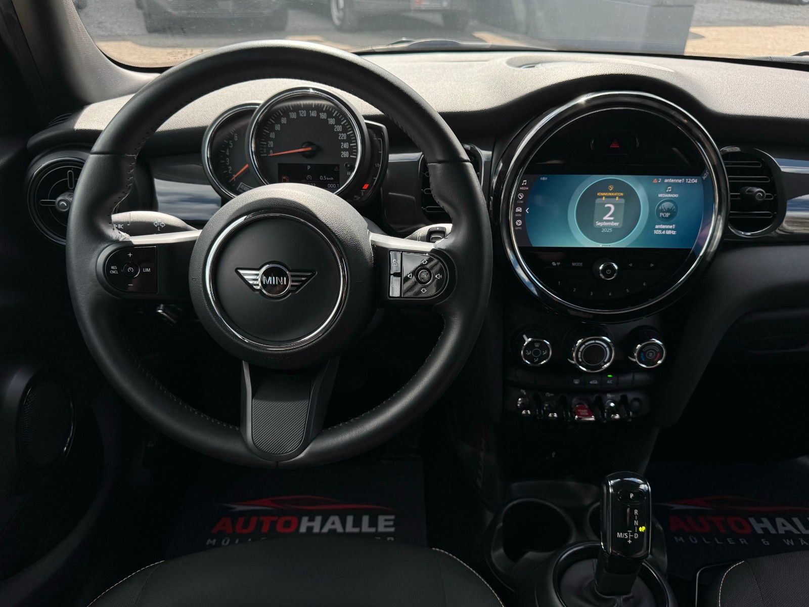 Fahrzeugabbildung MINI Cooper Auto. Essential Trim Kamera Temp. BLT