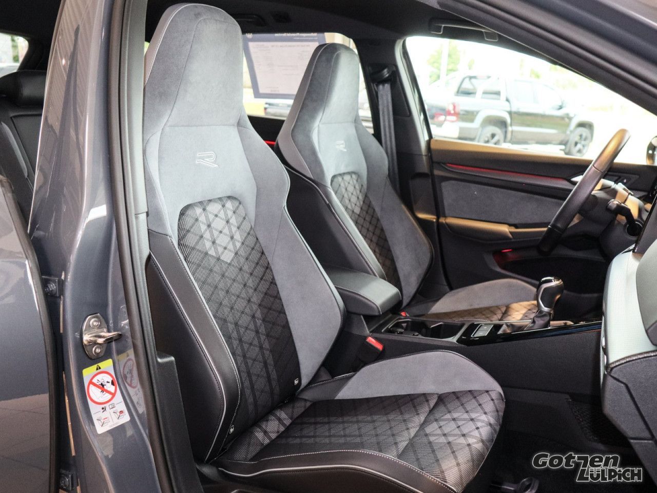 Fahrzeugabbildung Volkswagen Golf VIII Variant R-Line 1.5 TSI Navi AHK LED