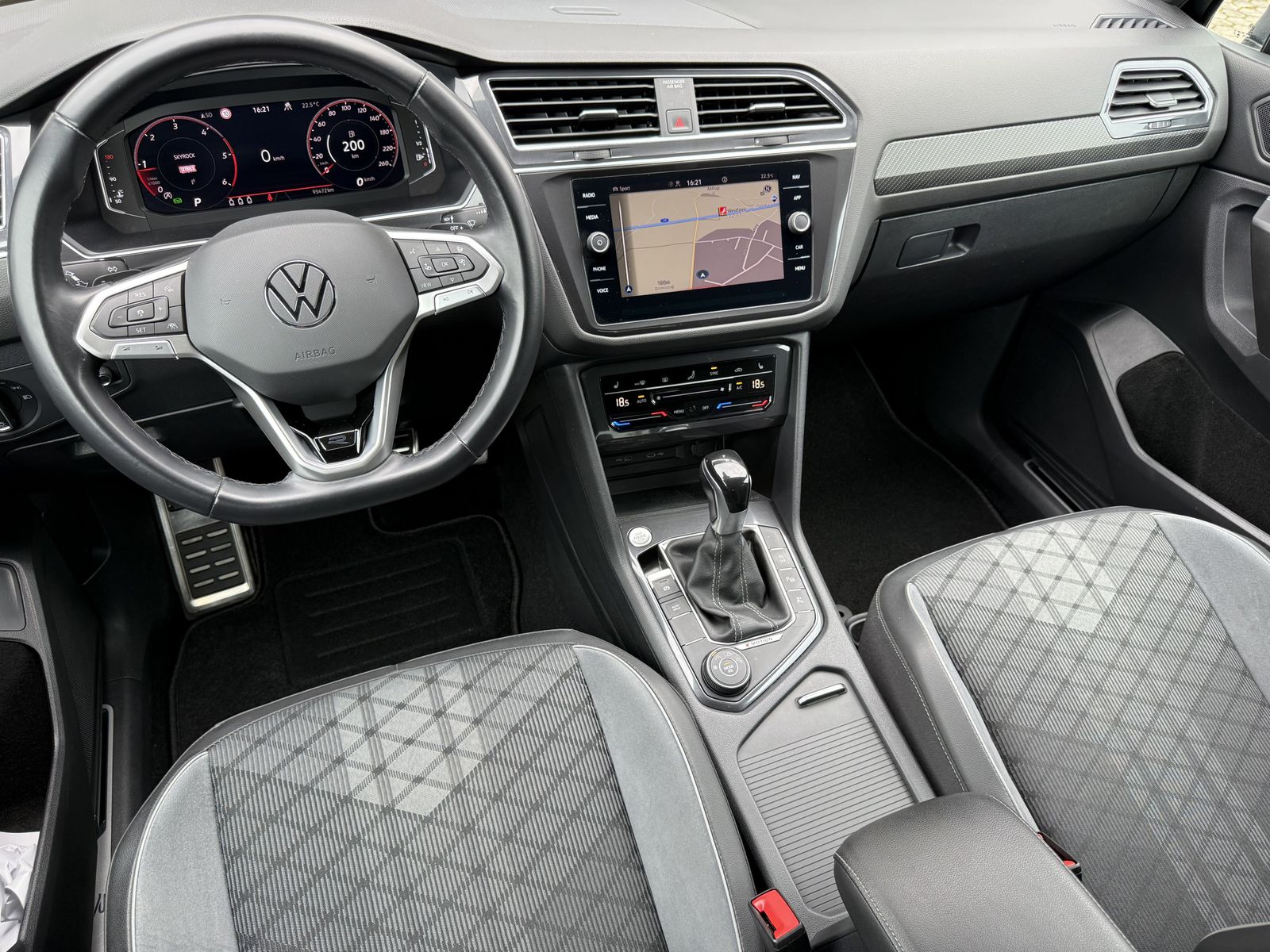 Fahrzeugabbildung Volkswagen Tiguan Allspace 4M R-Line NAV+IQ-LIGHT+AHK+20ZO