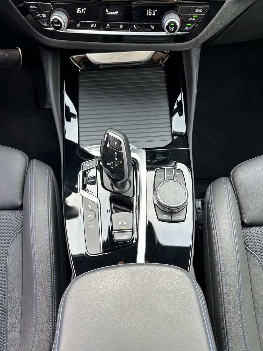 Fahrzeugabbildung BMW X4 xDrive30i M-Sport NAV+LED+PANO+360°+20ZO+HIFI