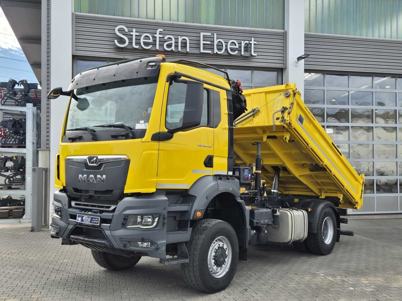 Fahrzeugabbildung MAN TGS 18.430 4x4 BL Kran HMF 1130K-RCS Funk AHK