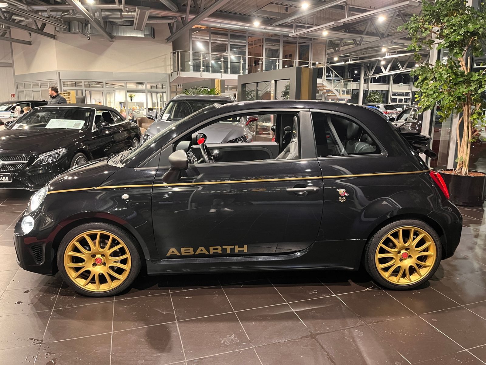 Fahrzeugabbildung Abarth 595C Scorpioneoro Turismo - 2000 Stk weltweit!