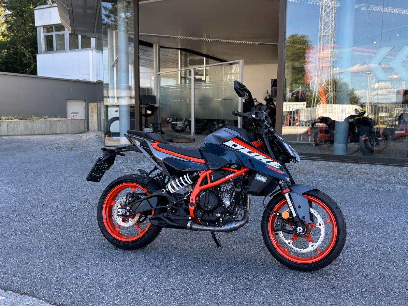 Fahrzeugabbildung KTM 390 Duke Modell 2025 beide Farben lagernd
