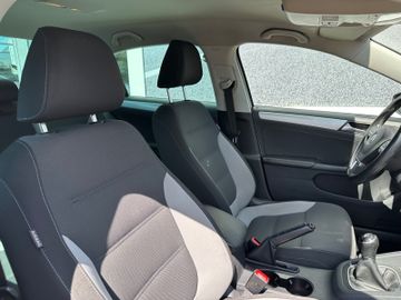 Fahrzeugabbildung Volkswagen Jetta VI 1.2 TFSI Life Navi