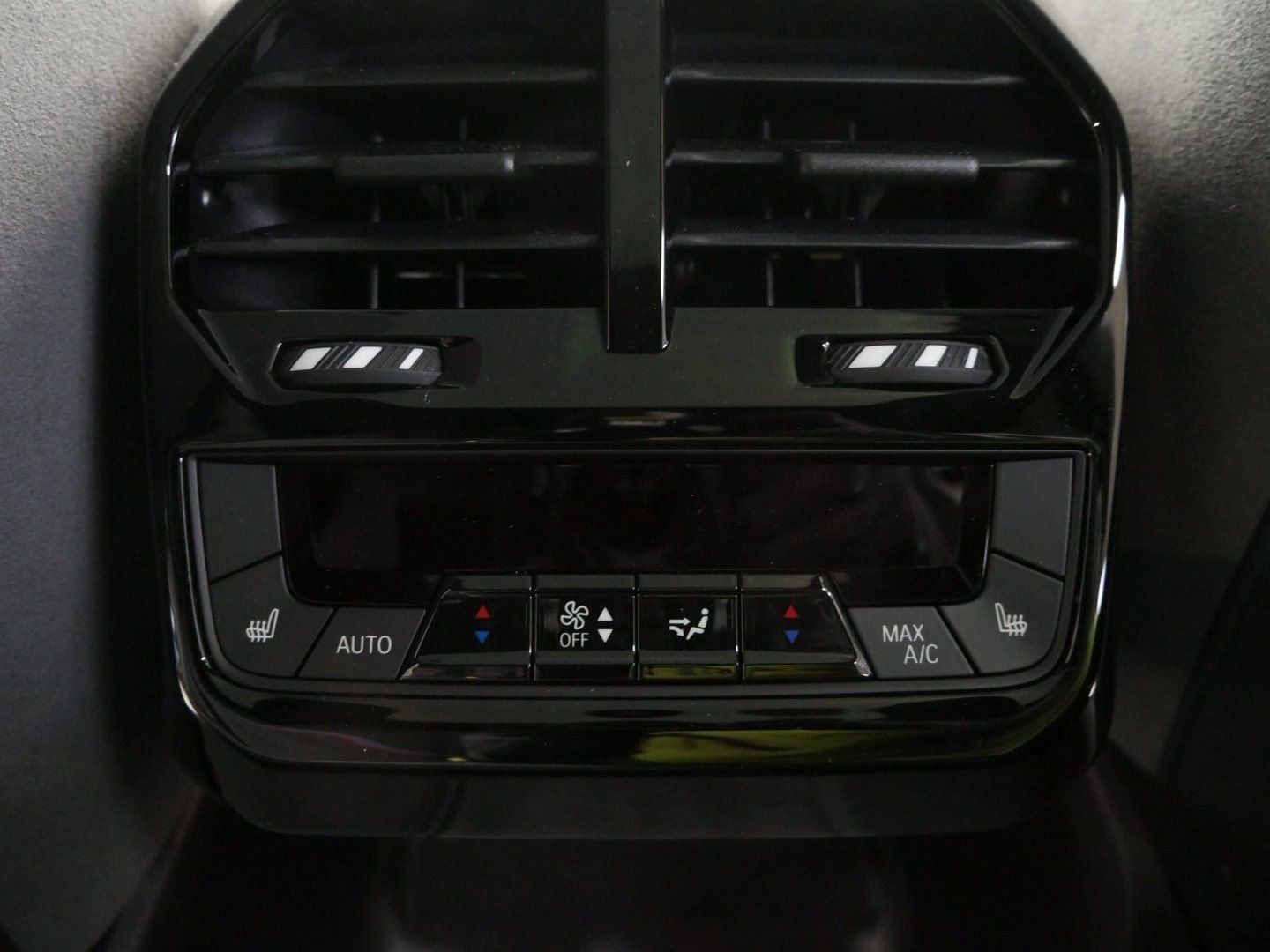 Fahrzeugabbildung BMW iX xDrive60 |M Sportpaket| B&W| Sitzbelüftung vo