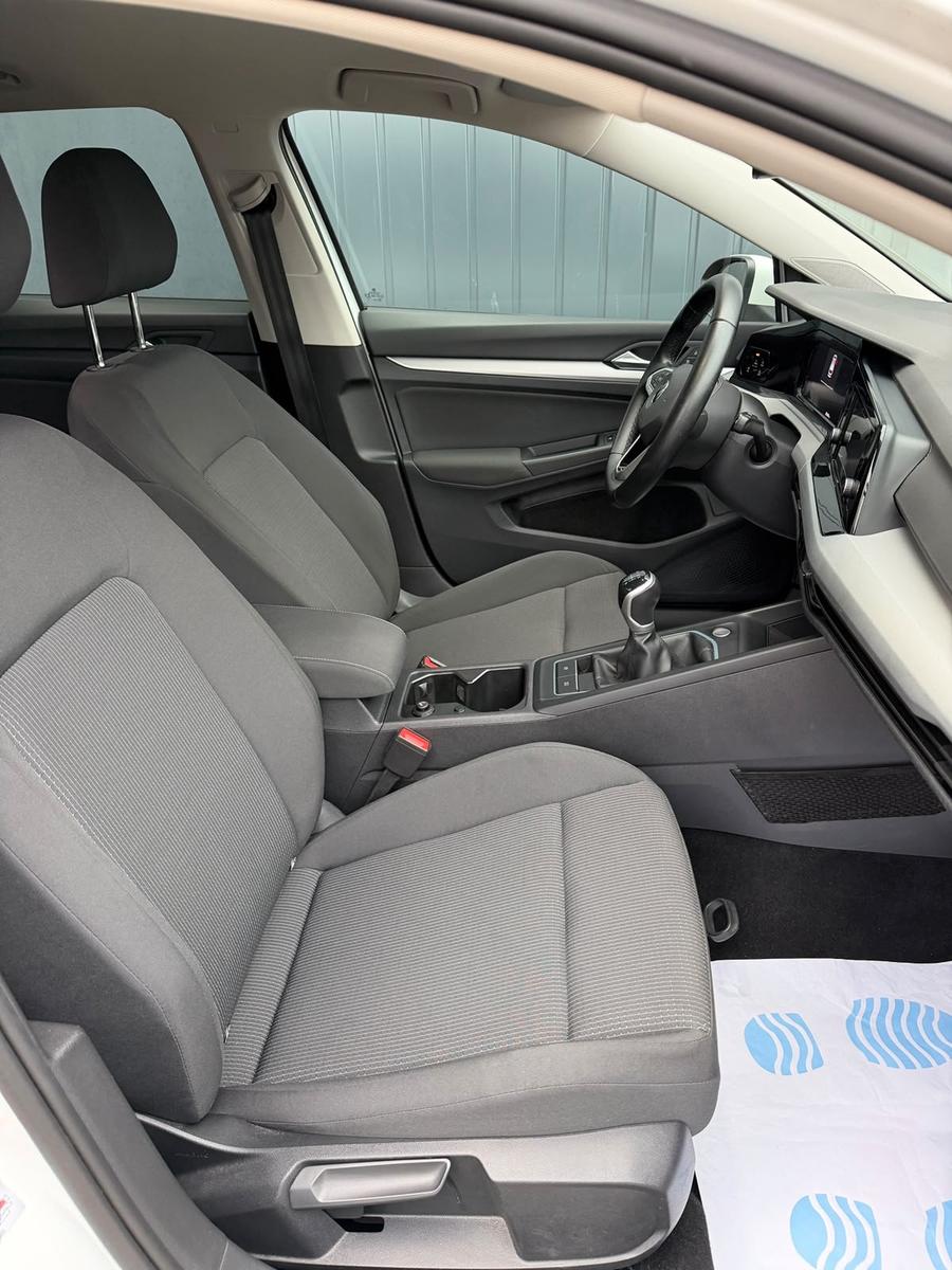 Volkswagen Golf VIII Variant*Tüv NEU*PDC*SHZ*LED*Allwetter*