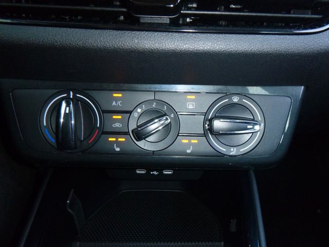 Fahrzeugabbildung Skoda Fabia 1.0l MPI Lim >LED-Licht/Sitzheiz<