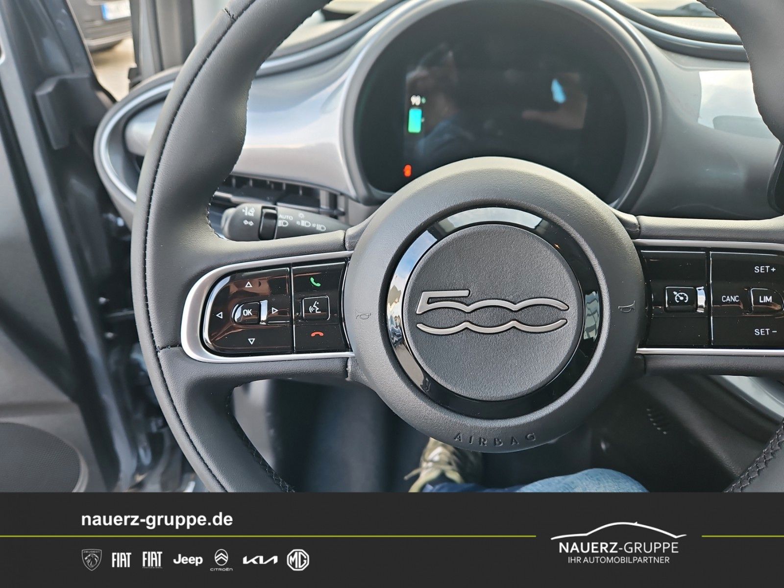Fahrzeugabbildung Fiat 500 (RED) Limousine 42 kWh Sofort Lieferbar