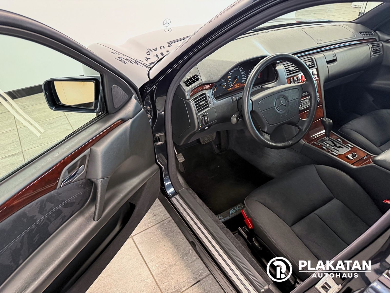 Fahrzeugabbildung Mercedes-Benz E 240 Xenon Automatik Klima V6 MB-Service