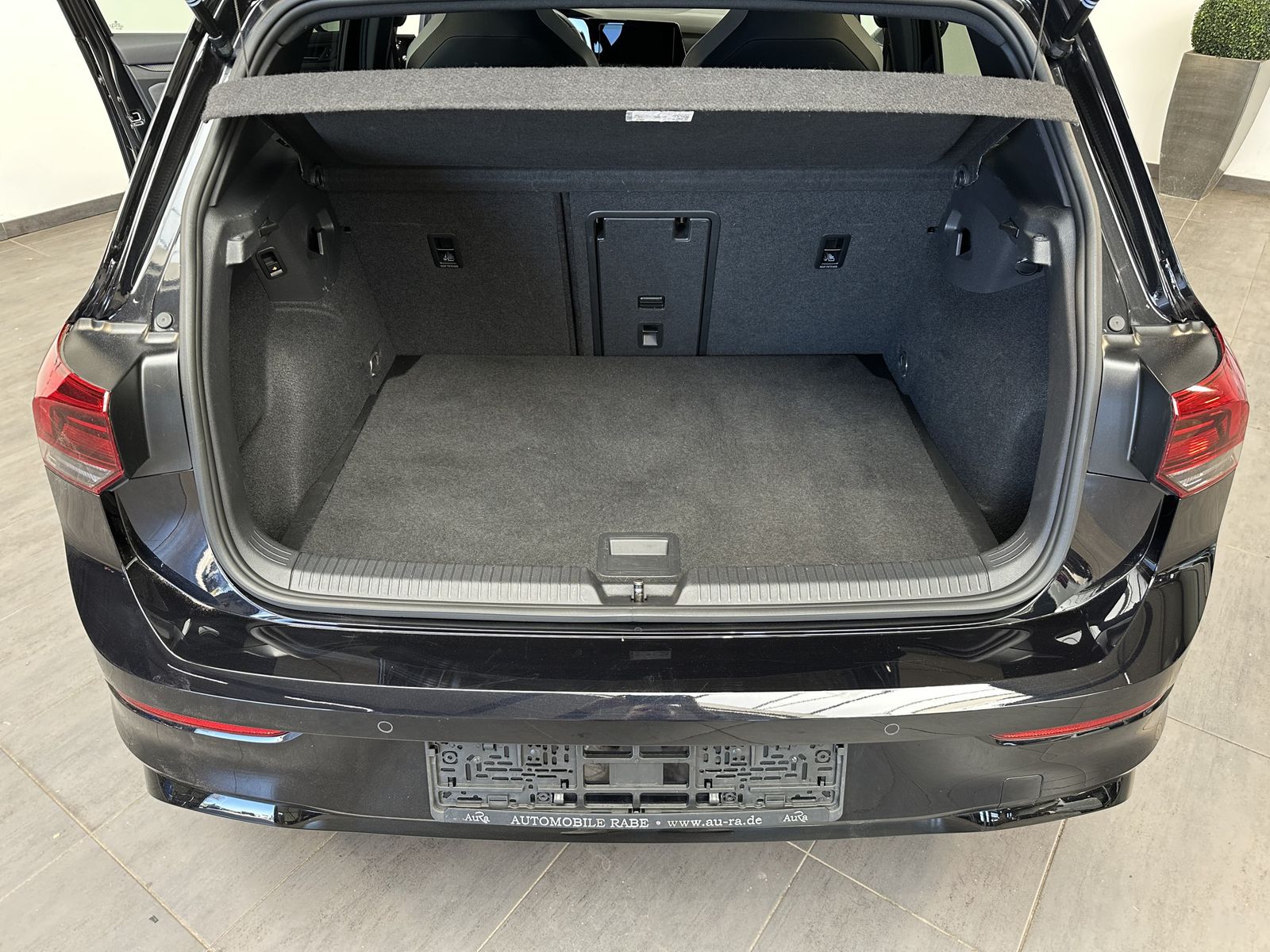 Fahrzeugabbildung Volkswagen Golf VIII 2.0 TSI DSG R-Line NAV+LED+AHK+KAM+ACC