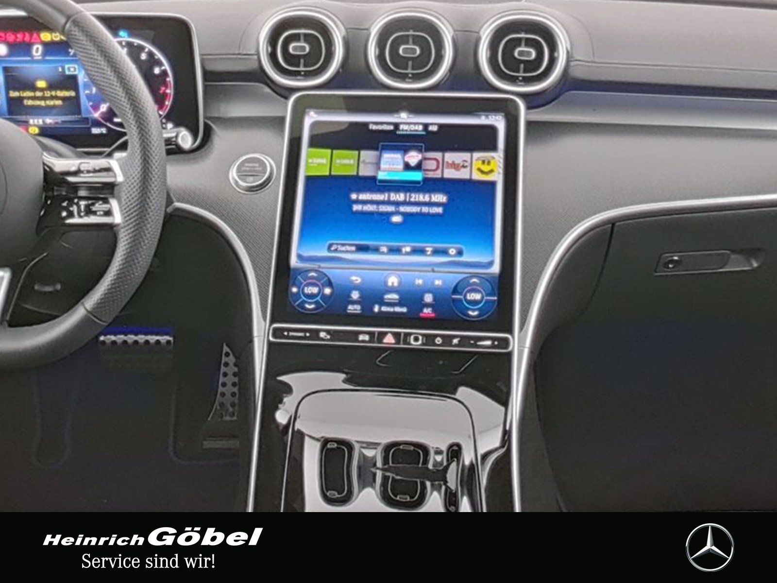 Fahrzeugabbildung Mercedes-Benz C 180 AMG+TOTWINKEL+LED+KAMERA+CARPLAY+LENKRADHZ