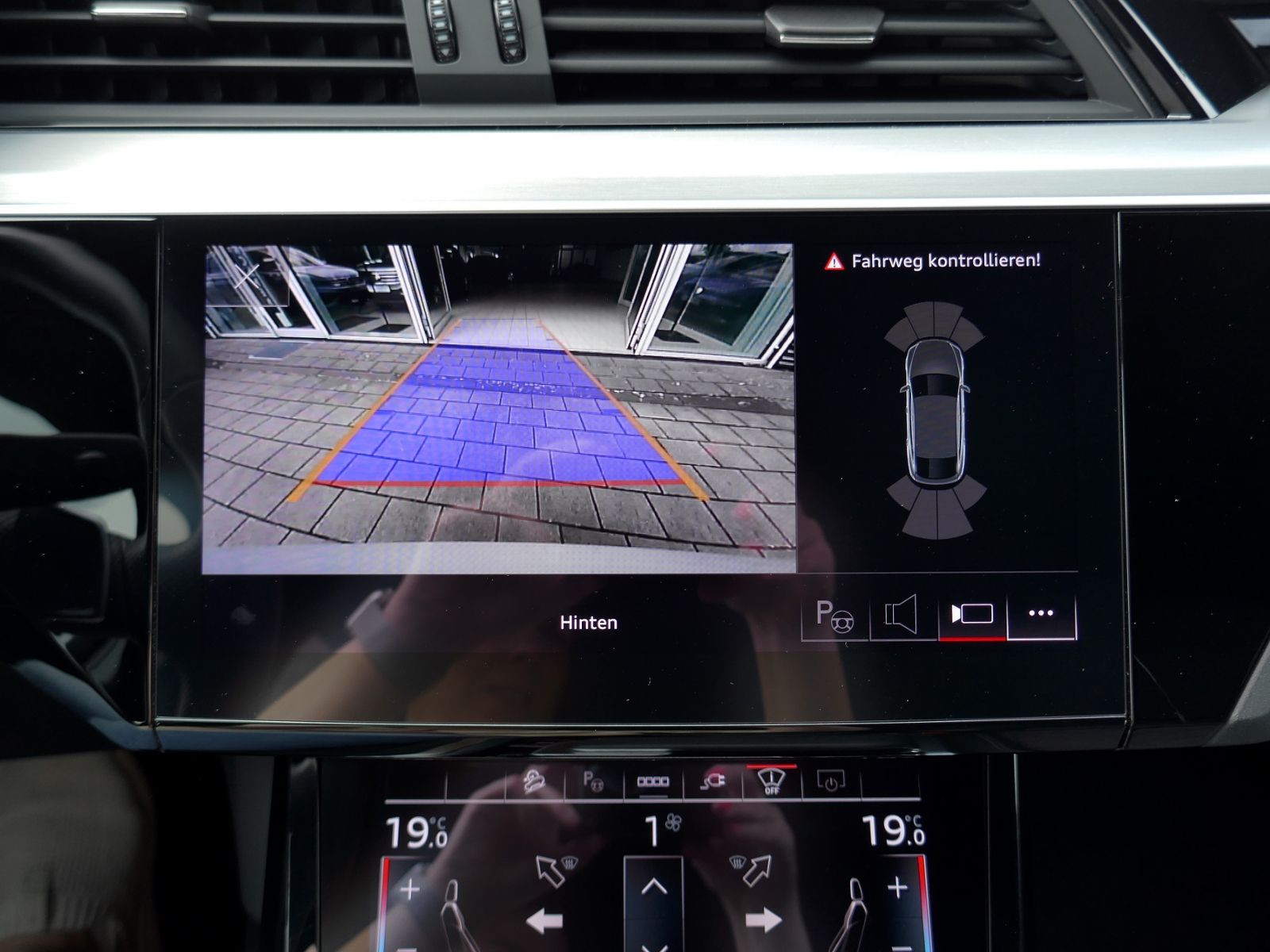 Fahrzeugabbildung Audi e-tron Sportback advanced 55 quattro | LED AHK