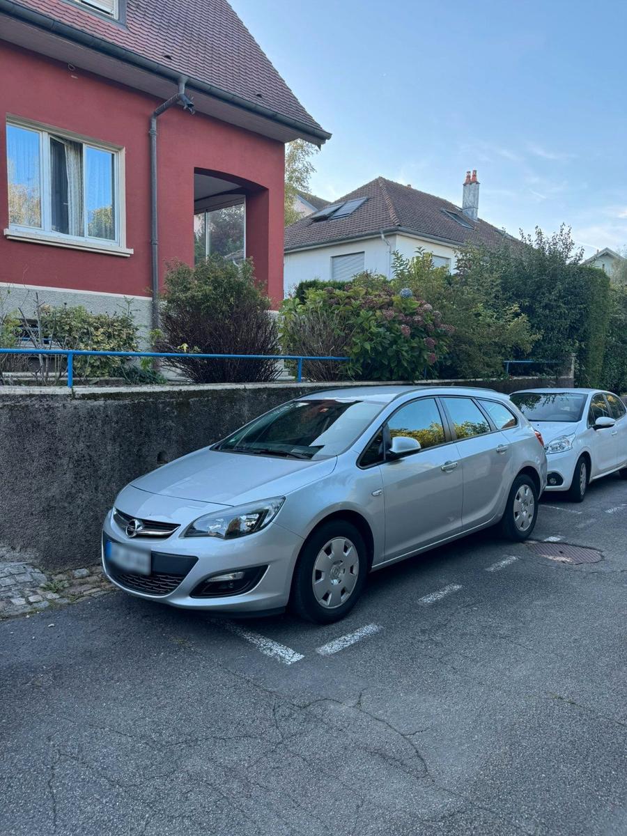 Opel Astra 2015 — салон