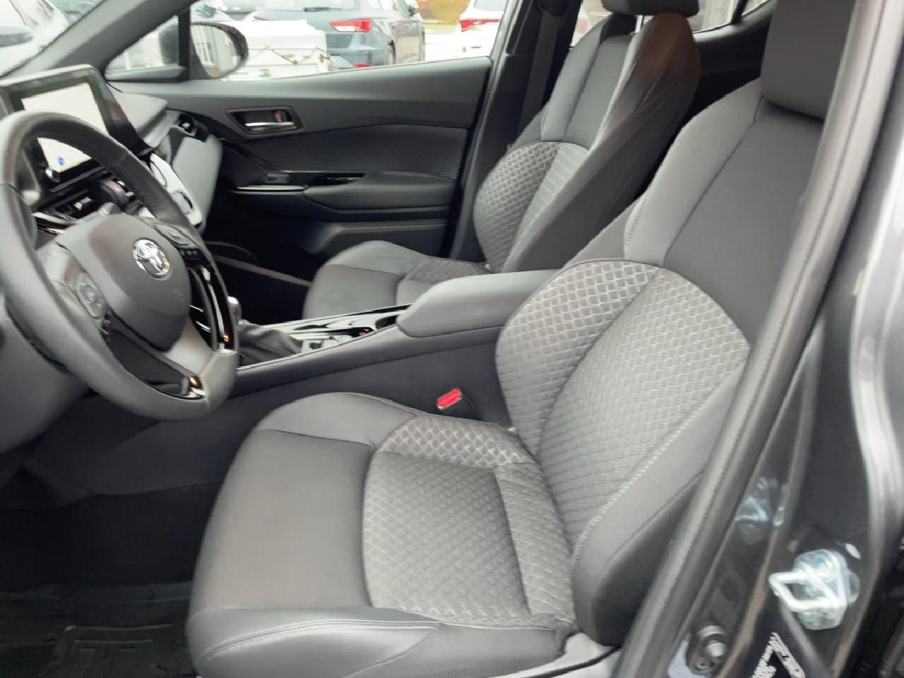 Fahrzeugabbildung Toyota C-HR 2.0 Hybrid Team D + AHK