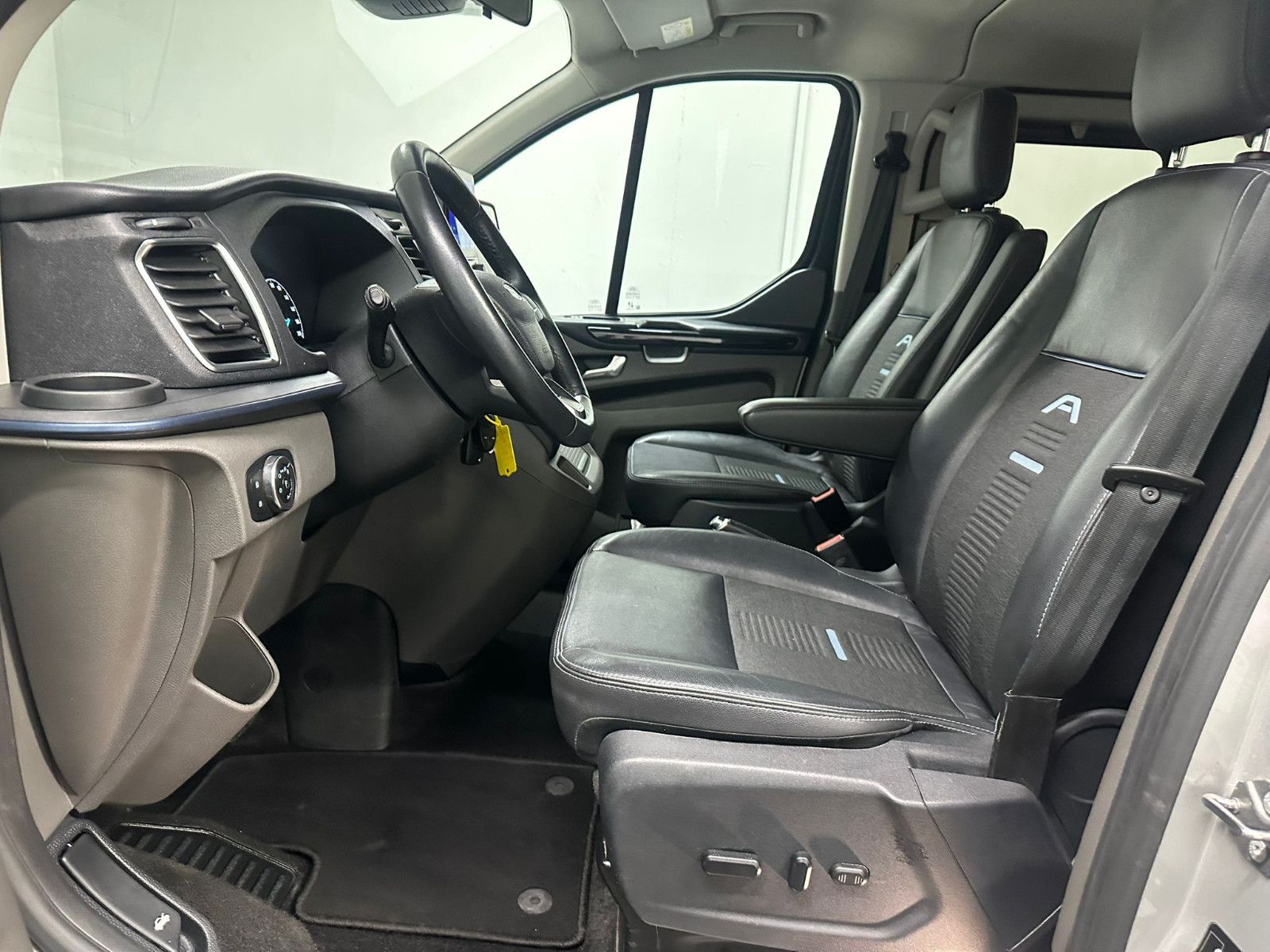 Fahrzeugabbildung Ford Tourneo Custom 320 L2H1 Autm. Active Bus*ACC*8