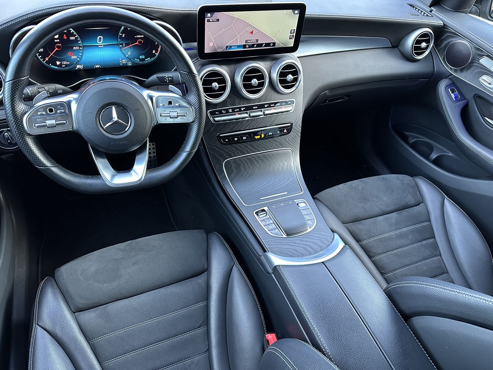 Fahrzeugabbildung Mercedes-Benz GLC 300 4Matic AMG-Line NAV+LED+DISTRONIC+20ZOLL
