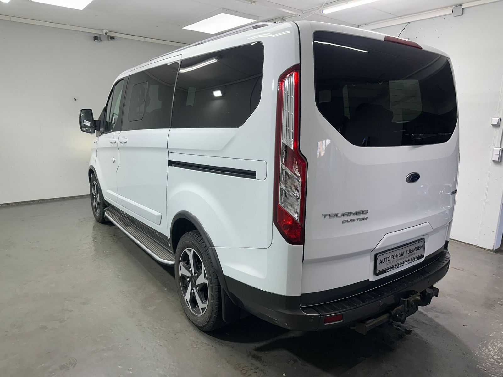 Fahrzeugabbildung Ford Tourneo Custom 320  L1H1 *AHK*ACTIVE*8-Sitzer*