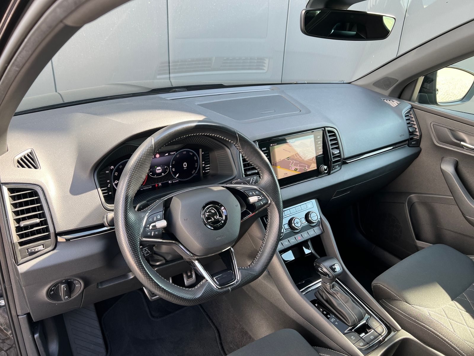 Fahrzeugabbildung SKODA Karoq Sportline 2.0 TDI DSG 4x4 "AHK, Matrix-LED