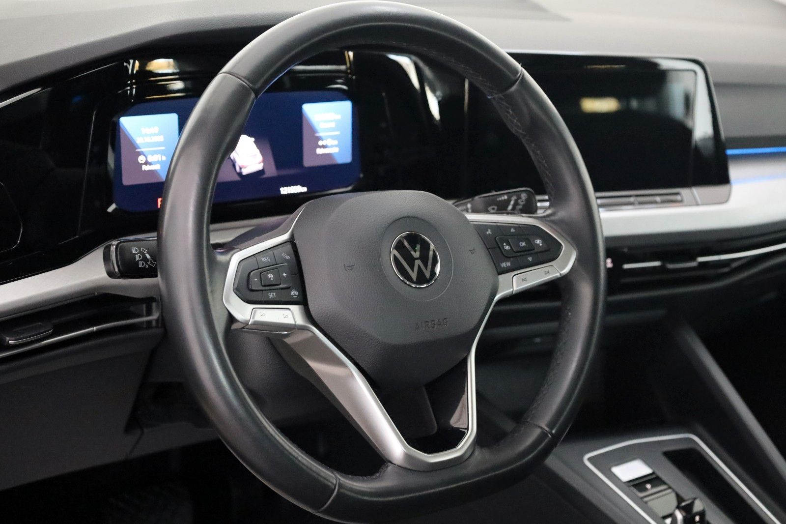 Fahrzeugabbildung Volkswagen Golf VIII Variant Life Navi,LED,PDC,Lane/Front A