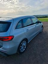 Mercedes-Benz B 220 4MATIC DCT - - silberne Mercedes-Benz B 220