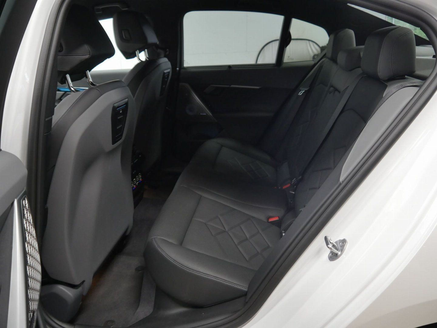 Fahrzeugabbildung BMW i5 xDrive40 M-Sportpaket | Sitzbelüftung vorn |