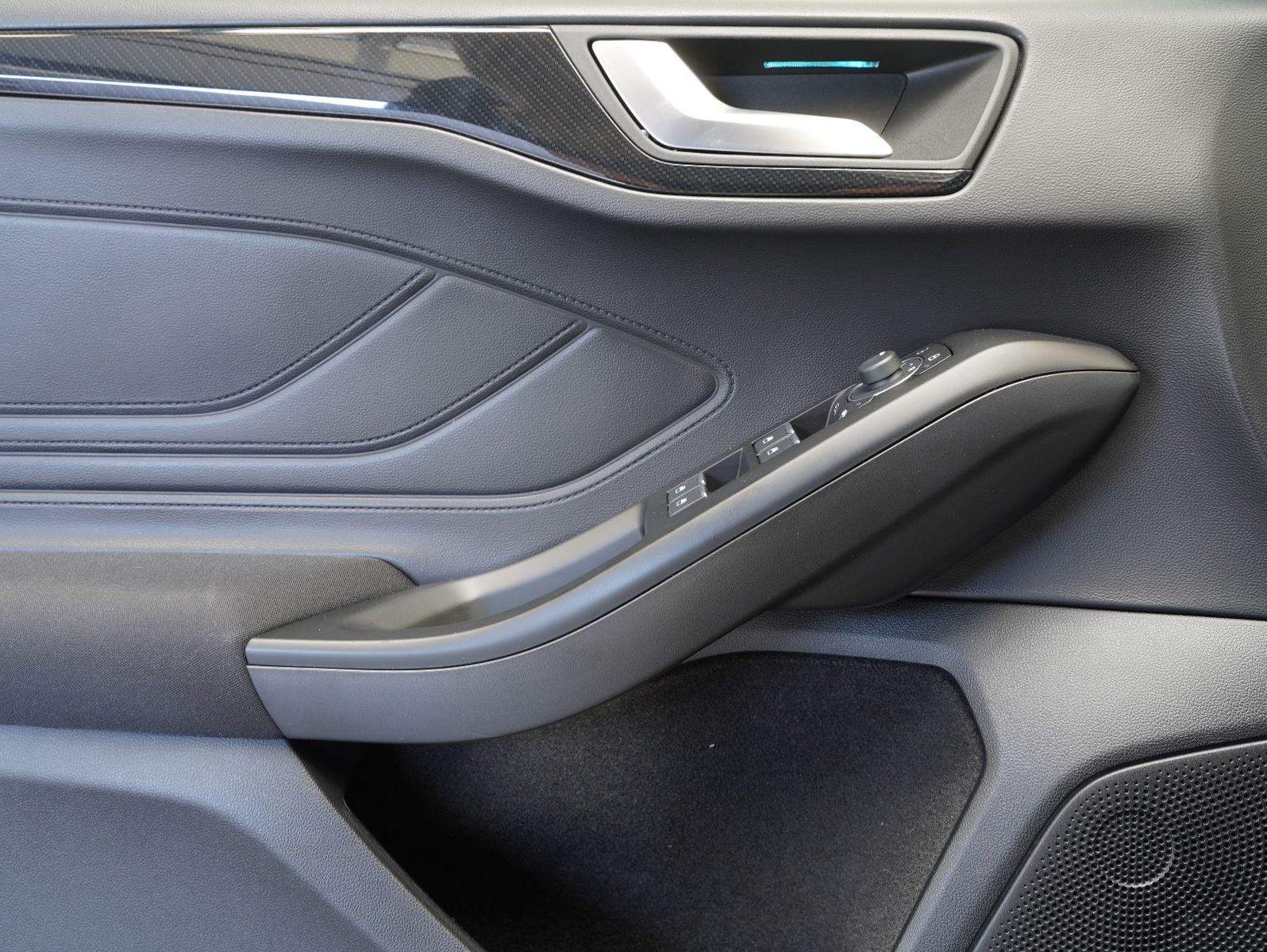 Fahrzeugabbildung Ford Focus Turnier ST-Line X 1.0 EcoBoost Mild-Hybrid