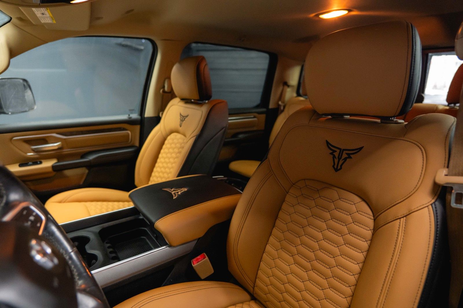 Fahrzeugabbildung Dodge RAM 5.7 V8 HEMI 4x4 OFFROAD LONGBED Night-Paket