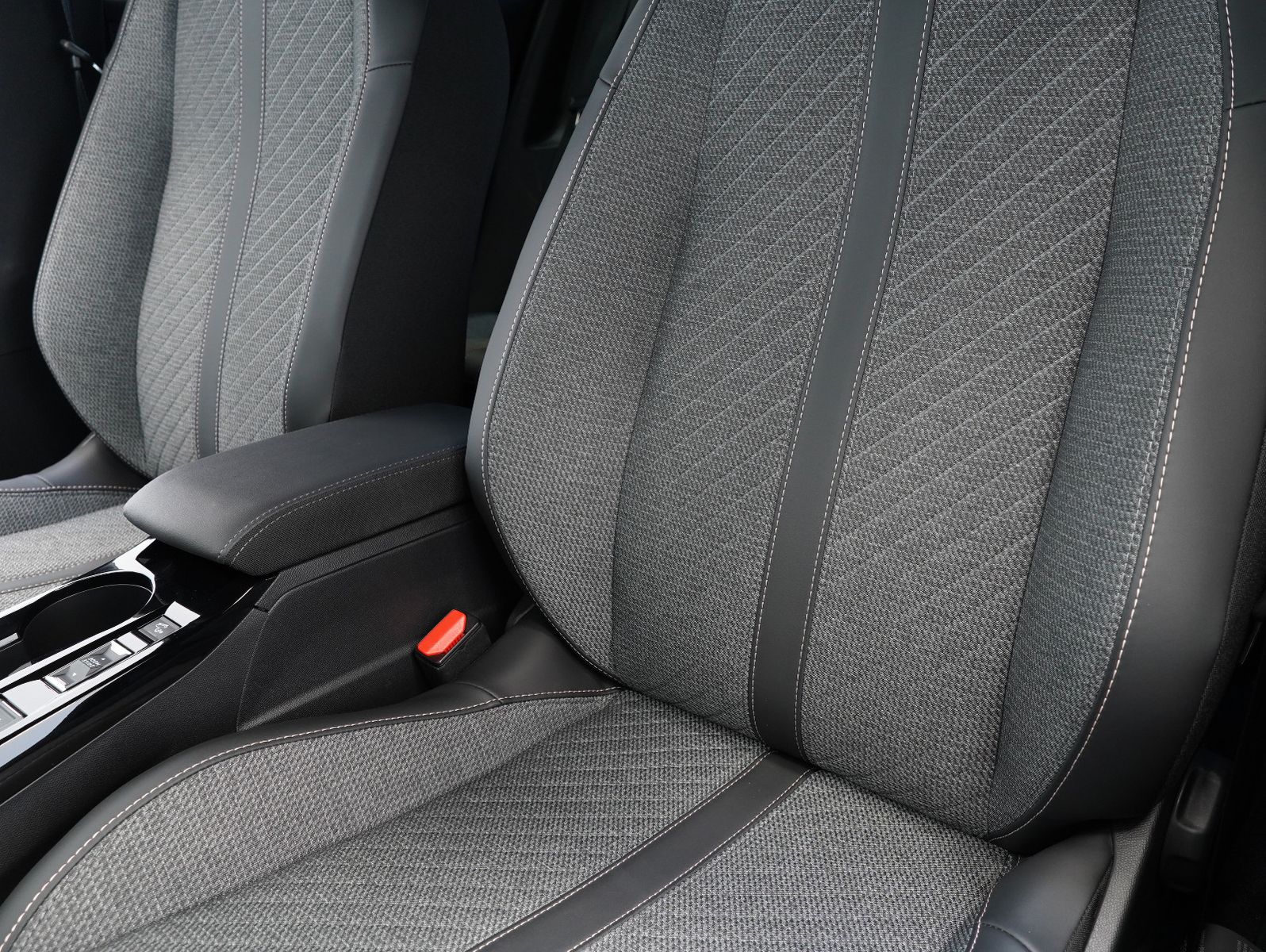 Fahrzeugabbildung Peugeot 2008 1.2 PureTech 130 Allure LED/NAVI/ACC