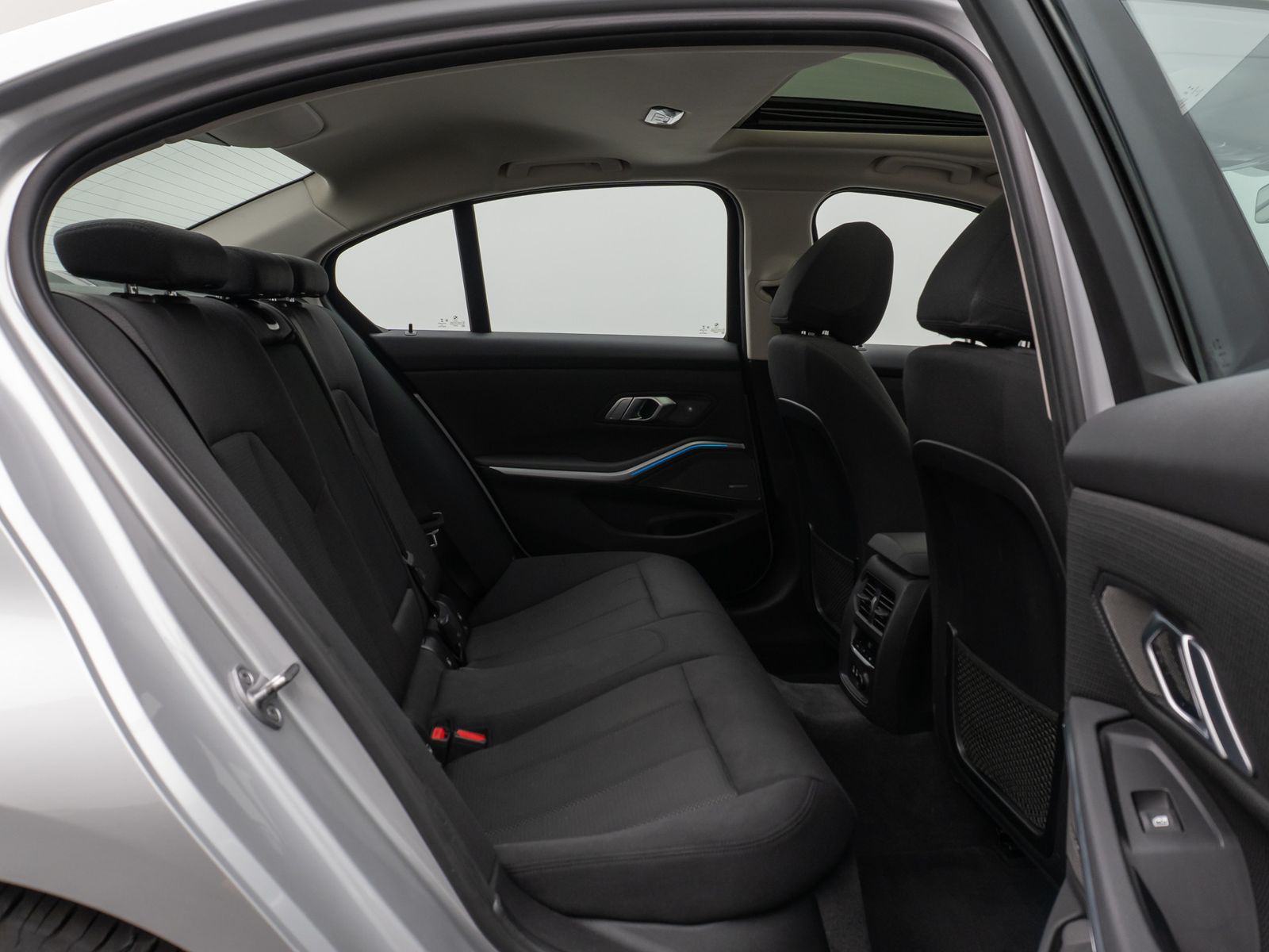 Fahrzeugabbildung BMW 330e  Laser Glasdach HUD H/K Stop&Go AHK Komfort