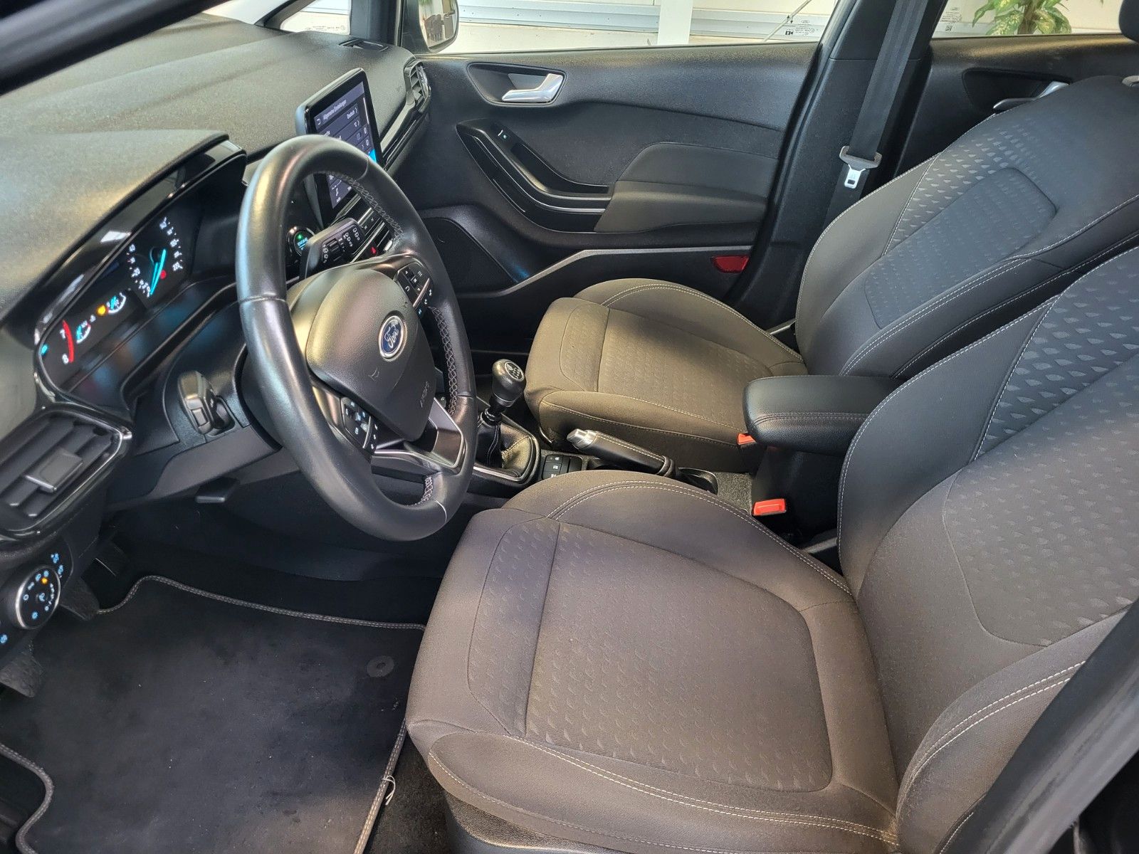 Fahrzeugabbildung Ford Fiesta Titanium/Winterpaket/LED/Sportsitze/PDC