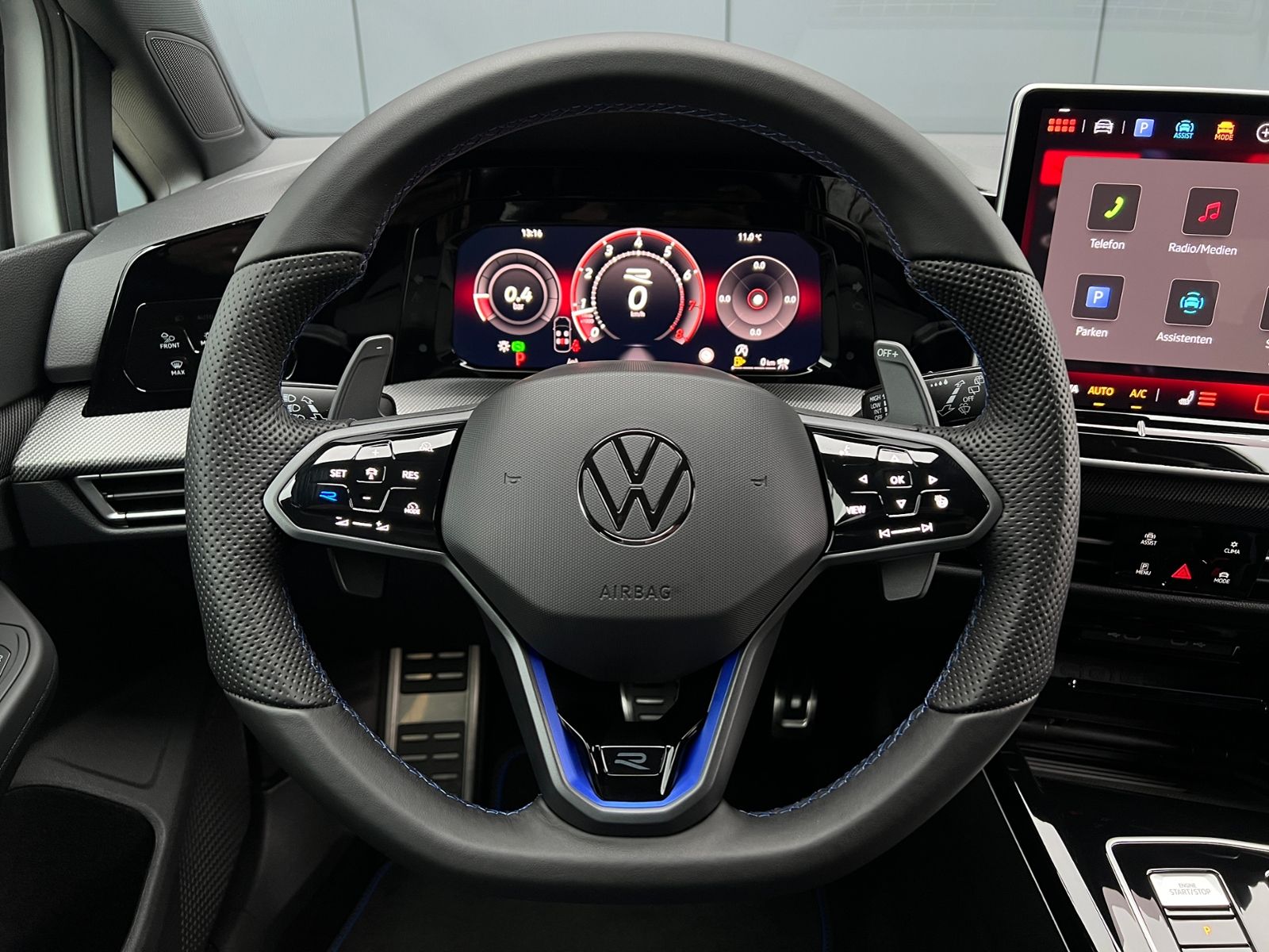 Fahrzeugabbildung Volkswagen Golf VIII R 2.0 TSI DSG 4MOTION *IQ.Light, Black