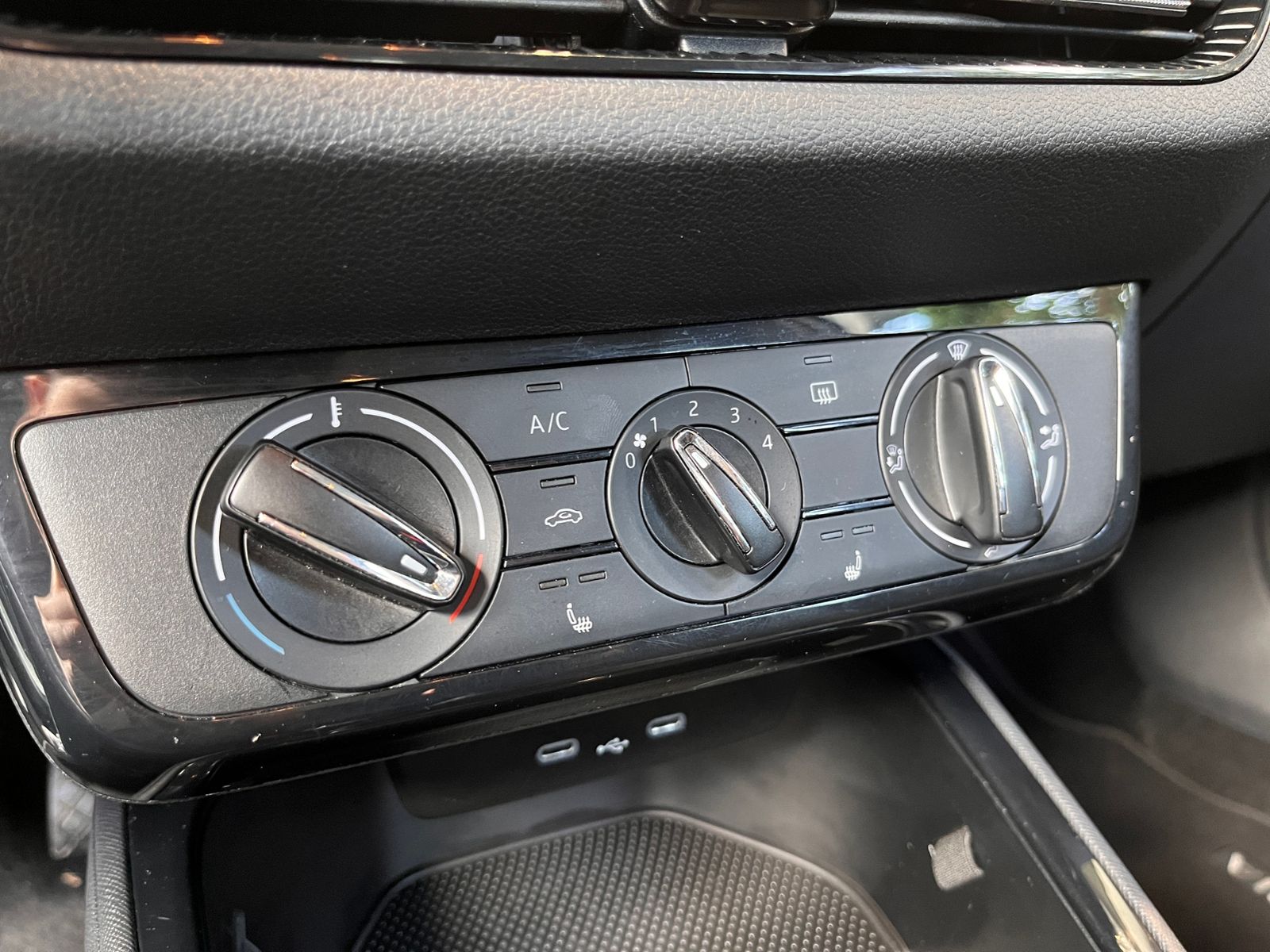 Fahrzeugabbildung SKODA Fabia Ambition KLIMA CARPLAY LED PDC SHZ