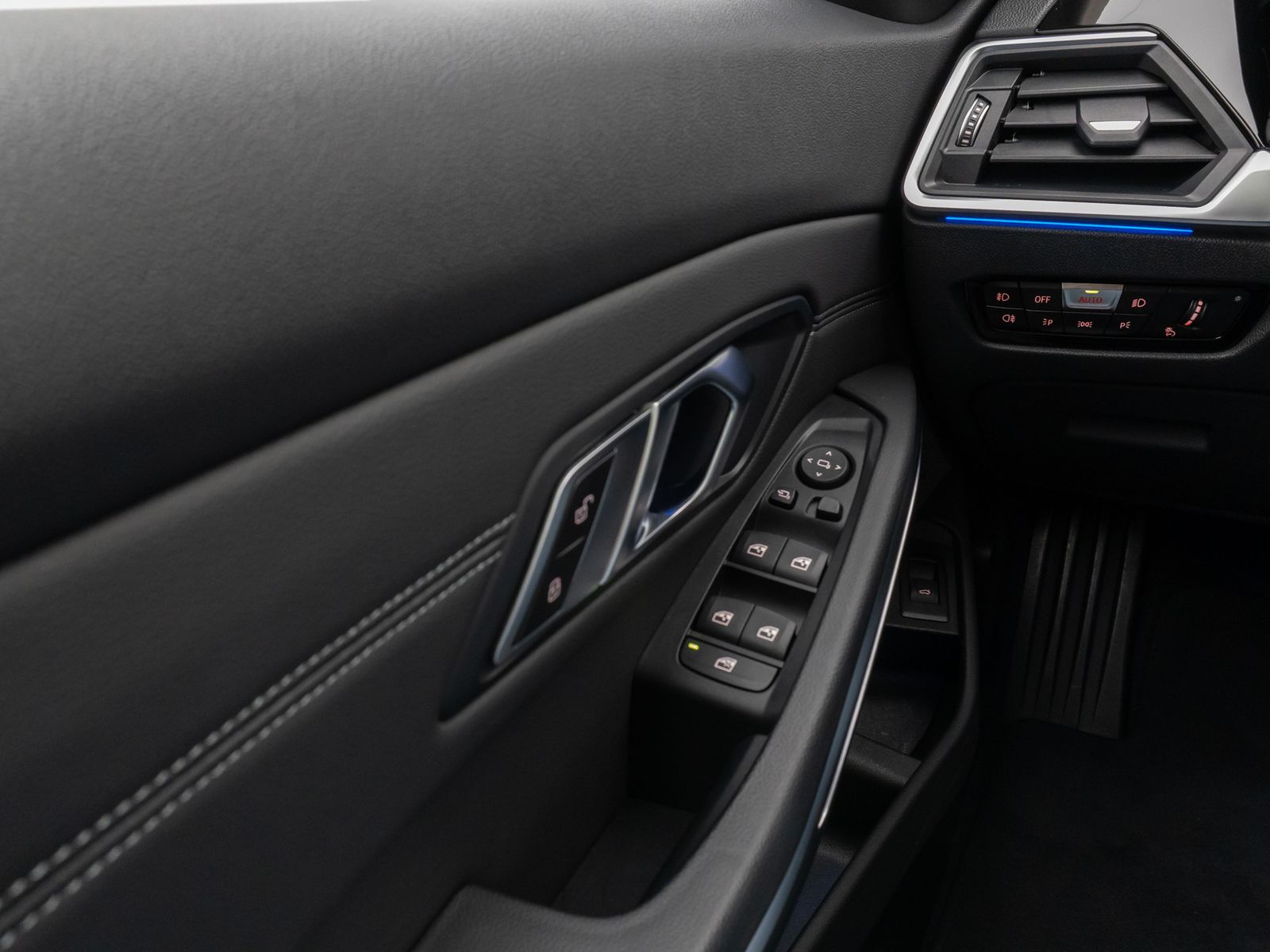 Fahrzeugabbildung BMW 330d xD Sport Line Kamera Panorama HUD DAB H/K