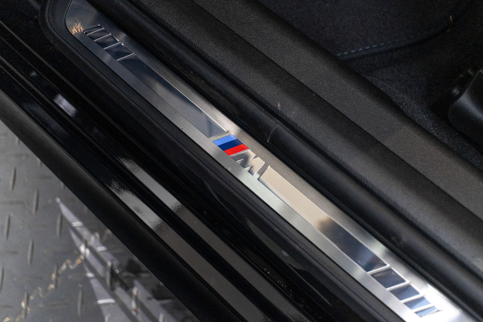 Fahrzeugabbildung BMW 330 d xDrive M SportPro/TRAVEL/COMFO/INNOV/AERO