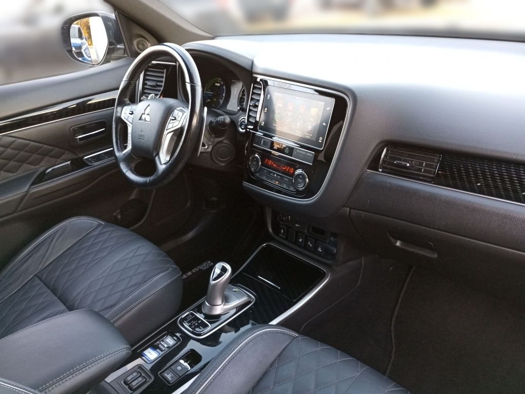 Fahrzeugabbildung Mitsubishi Outlander Plug-in Hybrid Intro 2.4 4WD AHK WR