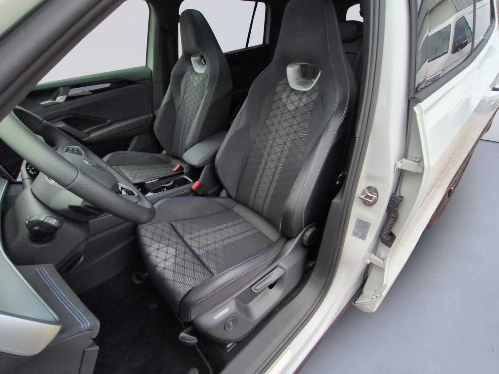 Tayron R-Line TDI 4MO AHK+STHZ+MATRIX+PANO+DCC+
